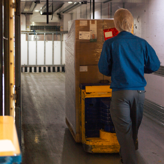 Transport von Paketen in Lager